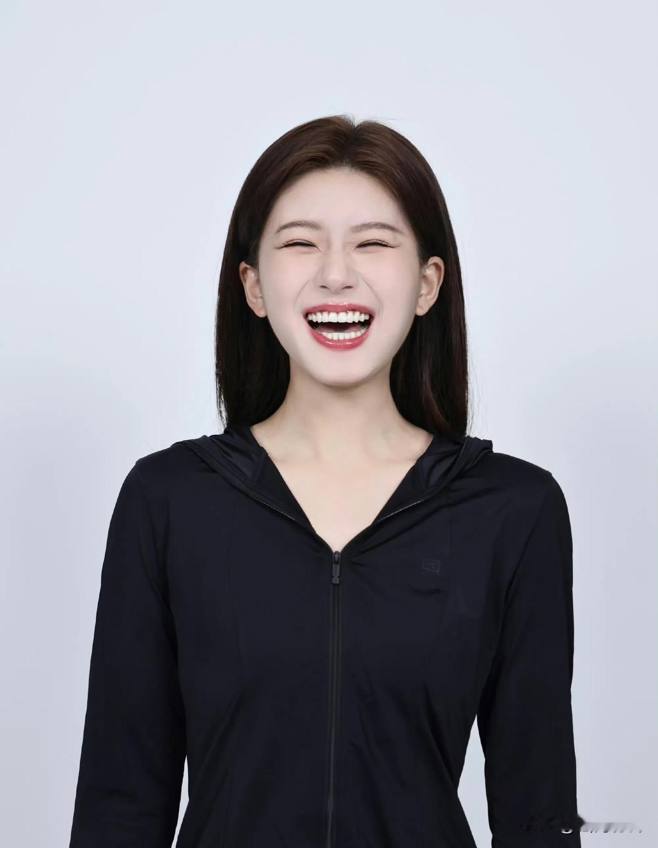 赵露思发这个证件照不得了，全网今天都在结婚[捂脸]
也不怪网友们都喜欢，这小妞看