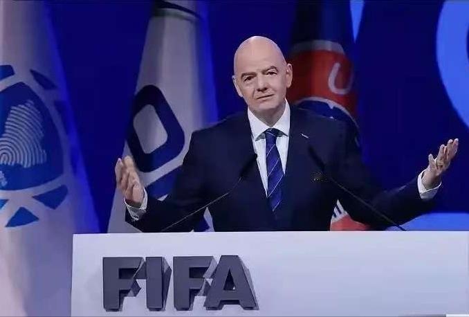 你没听错。一场世界杯还没开踢，场外版权大战已经硝烟四起：FIFA一手捧出3亿美元