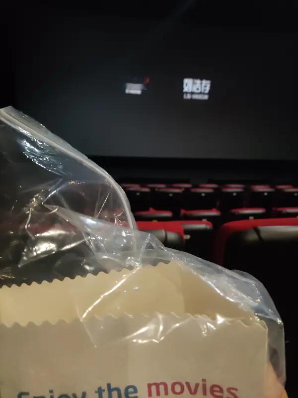 有时候玩笑话真不是随便说说就能了事的，听者可能会产生真实感受，觉得被背叛提离婚也