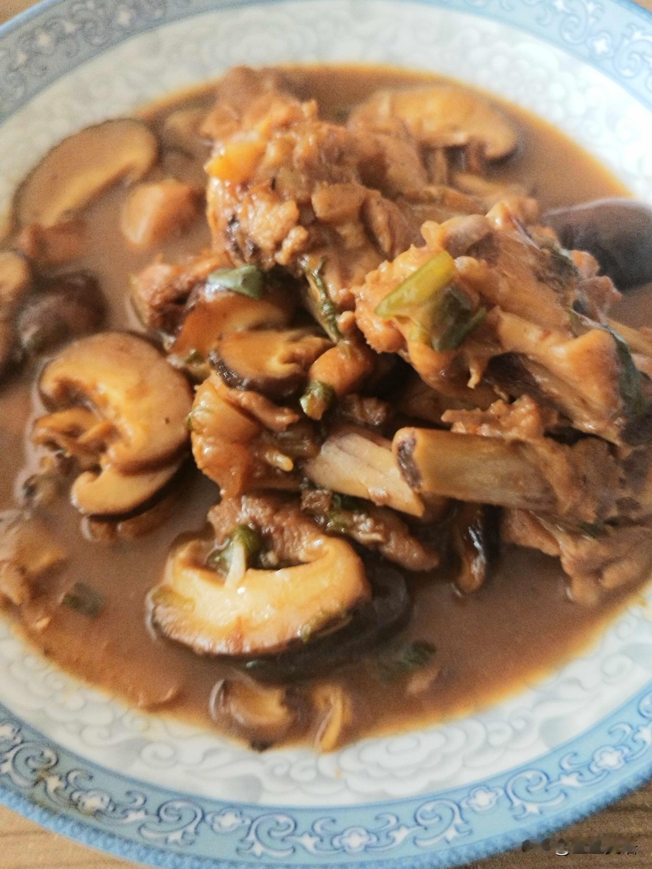 寒冬腊月，吃白萝卜条面，搭配香菇炒鸡腿，简单又美味[捂脸]