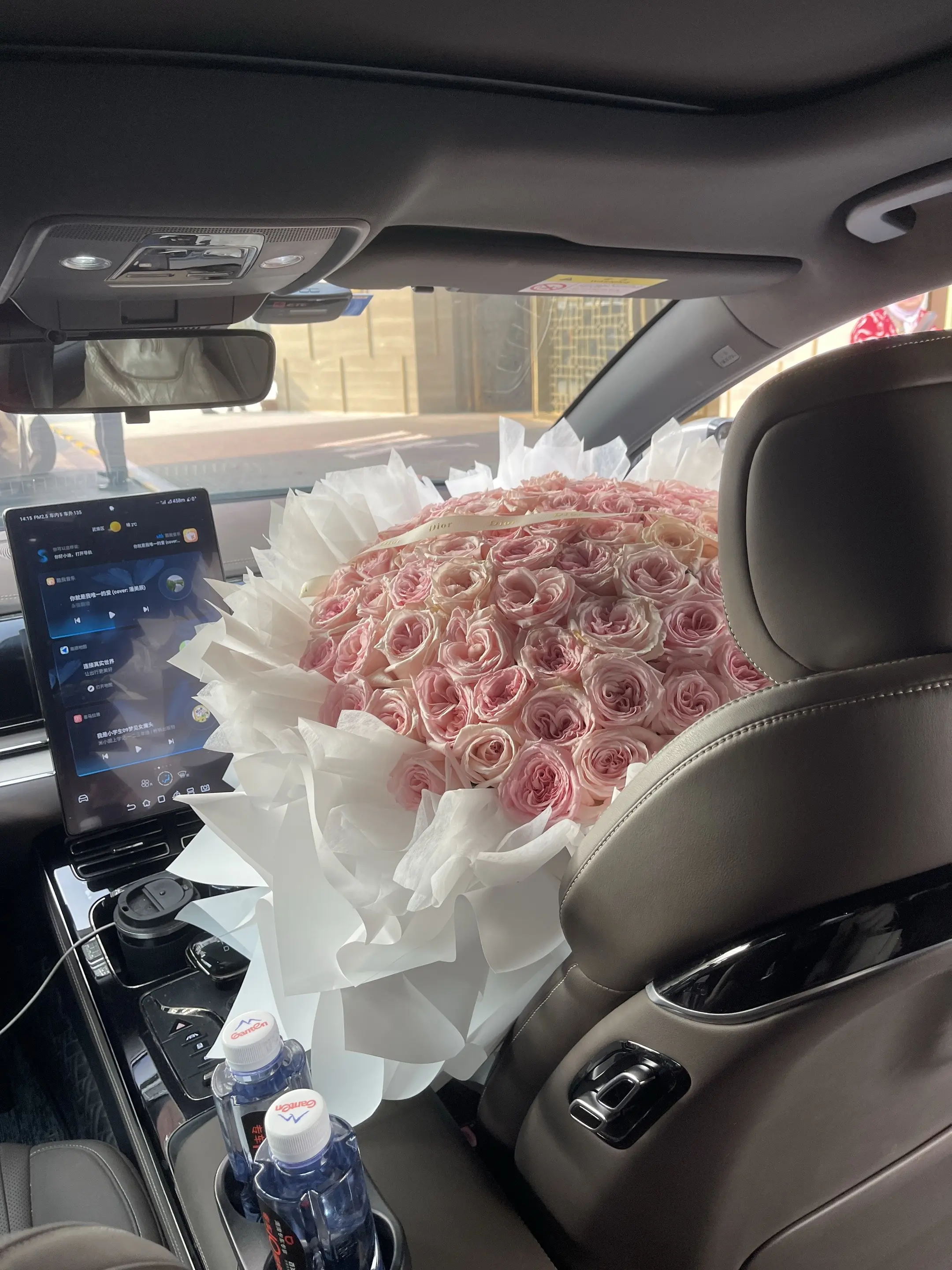 司机阿姨都忍不住夸好看。