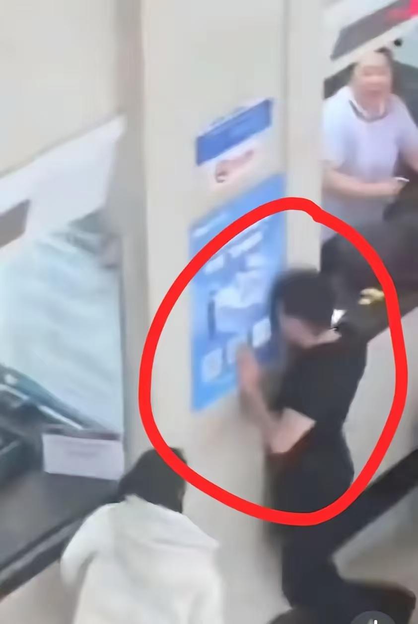 这哥们是真想离婚，可算逮到借口了。医院有妇科男医生不是很正常的吗？又不是现在有。