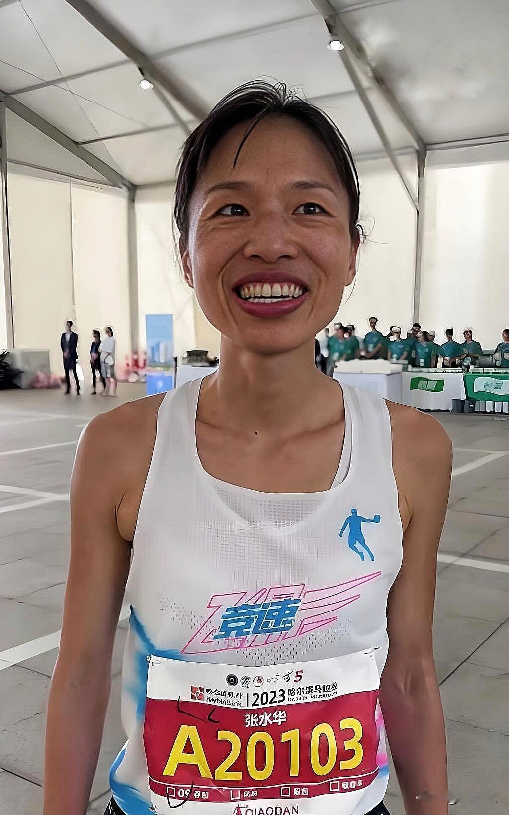 我拿着“最快护士”照片给中医药学在读博士的堂哥看：
为啥她91年的看起来像81年