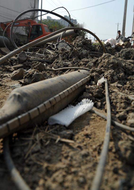 女子持菜刀砍断充电中的充电桩电线，这画面想想都刺激。就像那两女子为赚废品钱砍断通