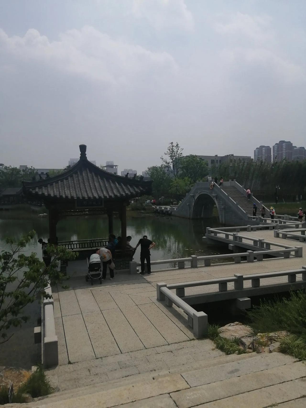 正是秋高气爽的季节
给朋友们推荐一个南阳一日游的最佳攻略，仅供参考啊。

大家都