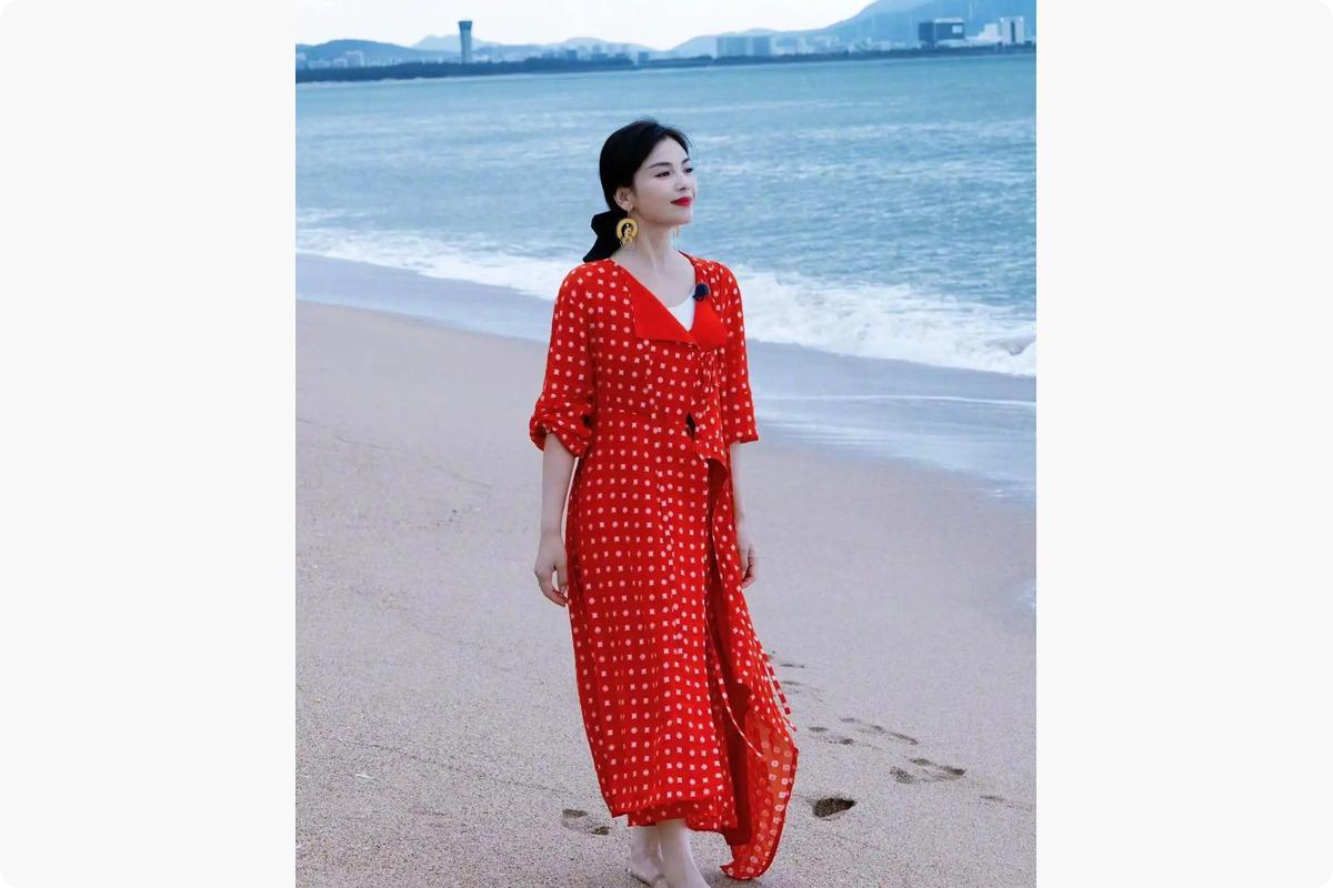刘涛海边美拍，很抢眼