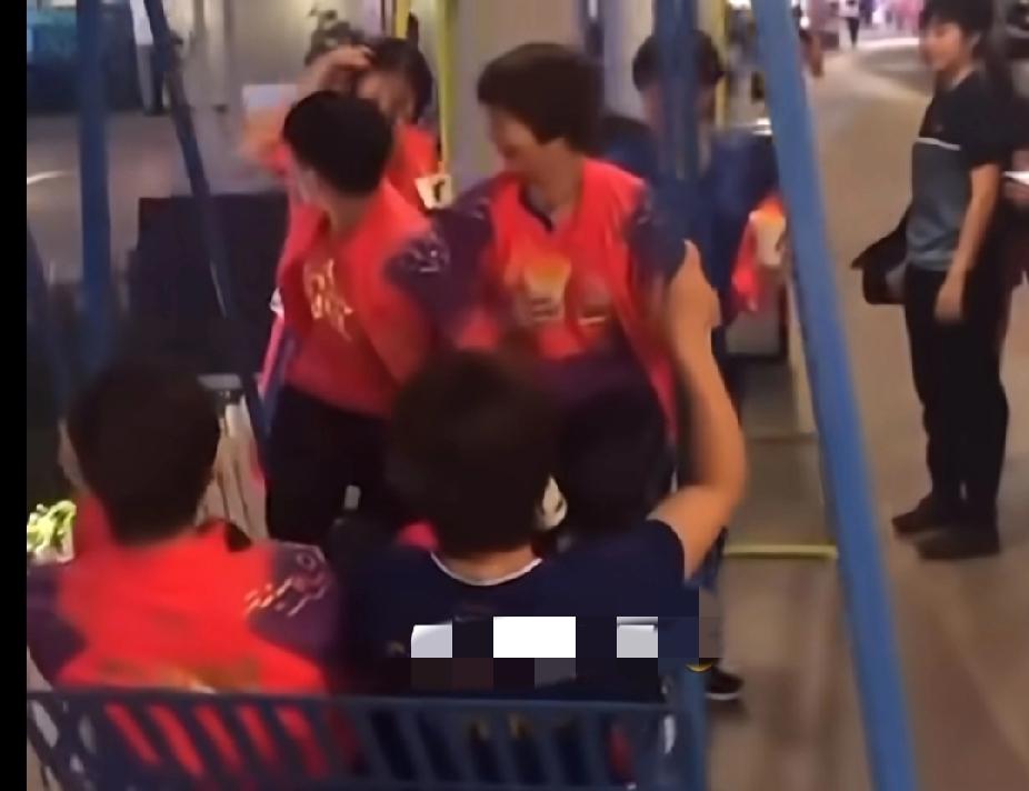 🍭 考古国乒女队的快乐时光！谁还不是个爱闹的小朋友呢～
 
刷到早年国乒女队荡