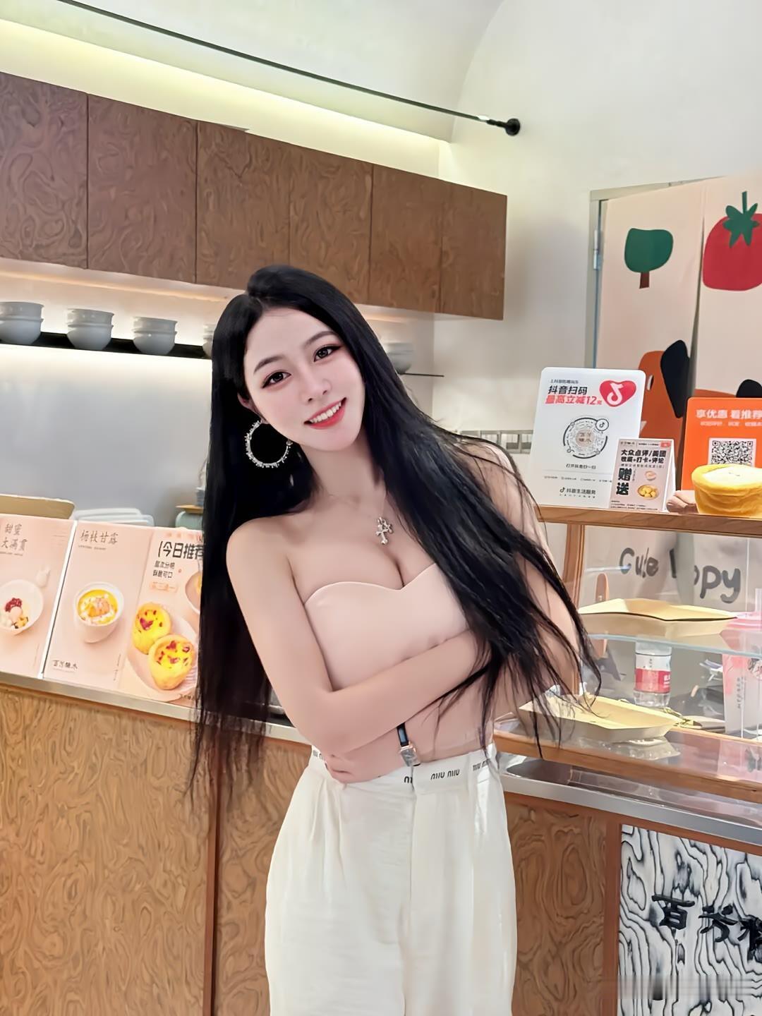 “笑语盈盈处，芳华映眼眸”，这诗句一下就把我拉进了美好画面里。想象在春日的花园，