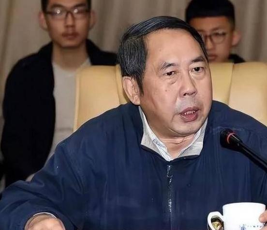 中国现在向美国投降还来得及！再晚就要‘跪着’了，”7年前，中国专家马臣公开宣称中