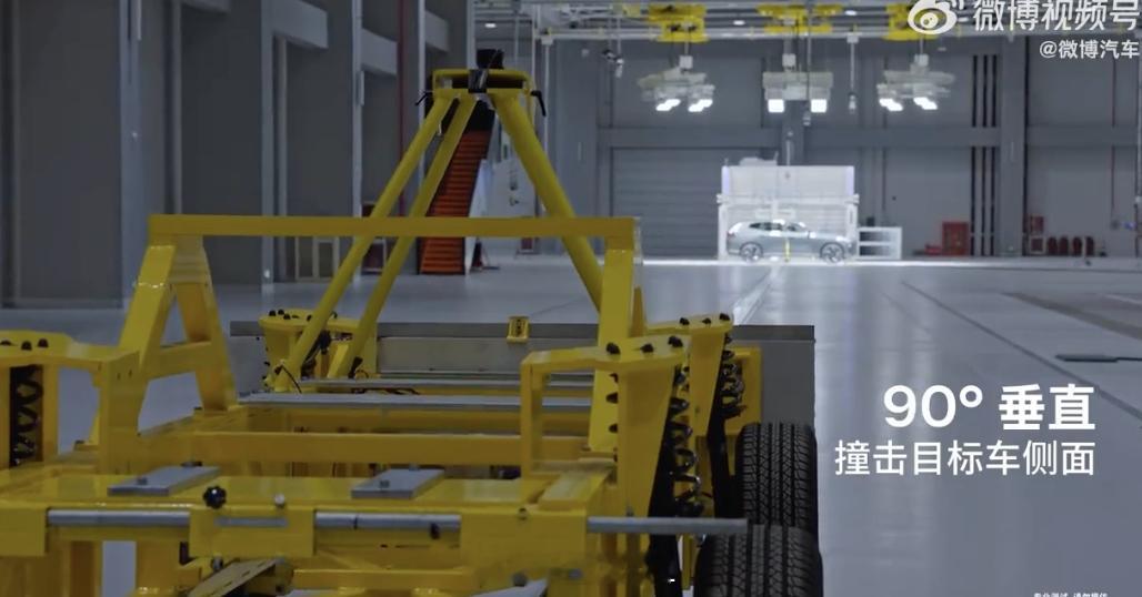 XC70被连续撞击三次会怎样 现在的安全测试，一定得有出奇感，要让你觉得这种都能