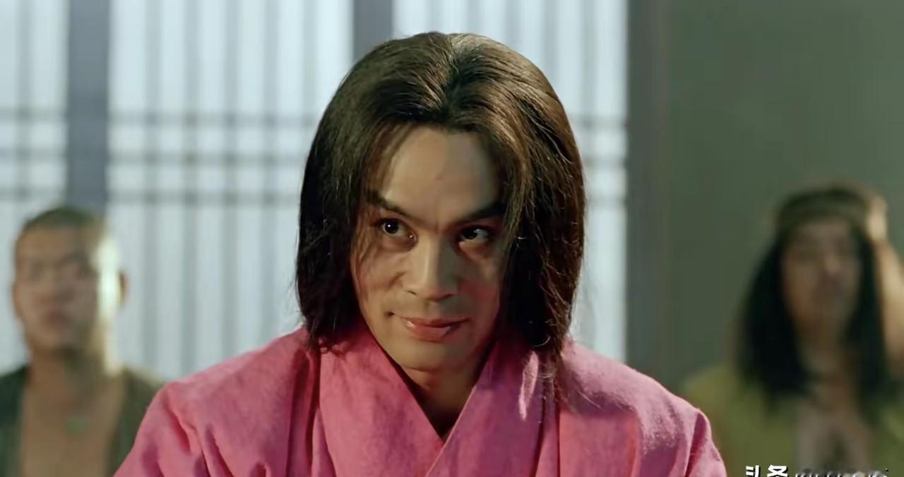 33岁，在片场没人认识他。
关之琳和张丰毅在对词。
他蹲在角落，脸上涂着厚厚的白