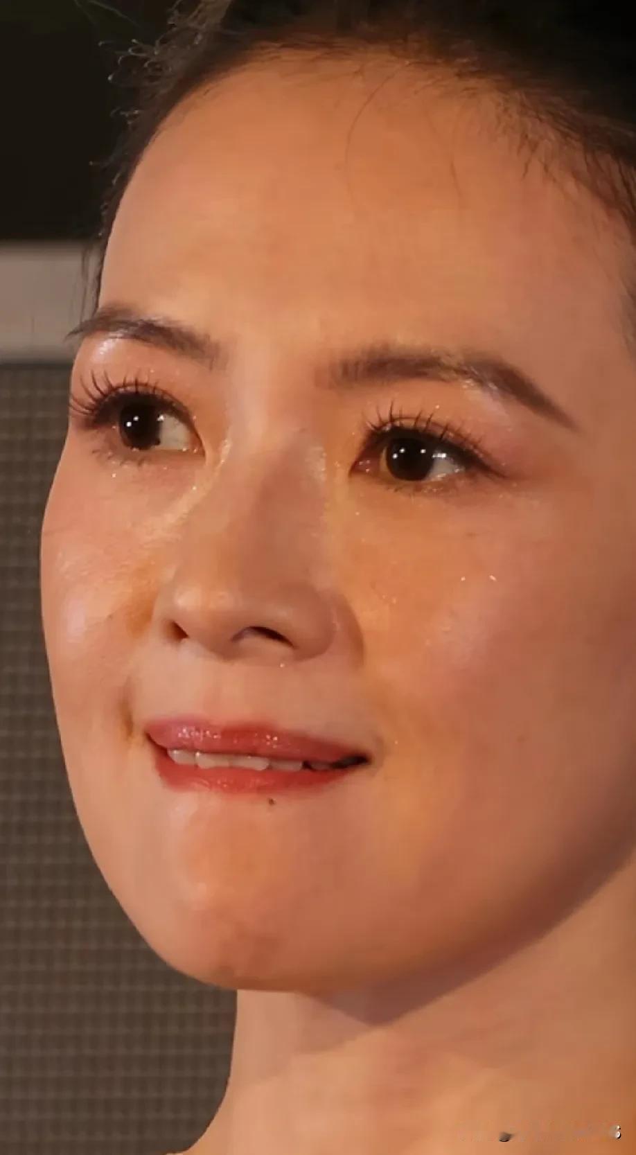 章子怡真的很美丽，尽管感觉她内心的“花瓶”形象已经有些破碎了，但外在依旧那般精致