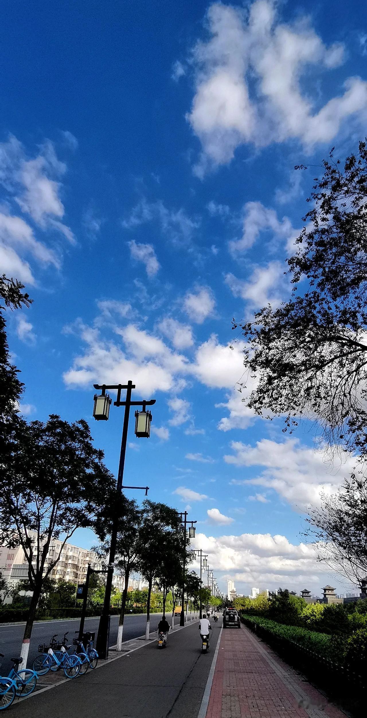 #分享一张你随手拍下的街景#
大同平城区街头随拍（原创）