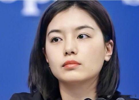 这是最美的翻译官，比娱乐圈的好多女明星都漂亮多了，她的打扮看着特别端庄稳重，有一