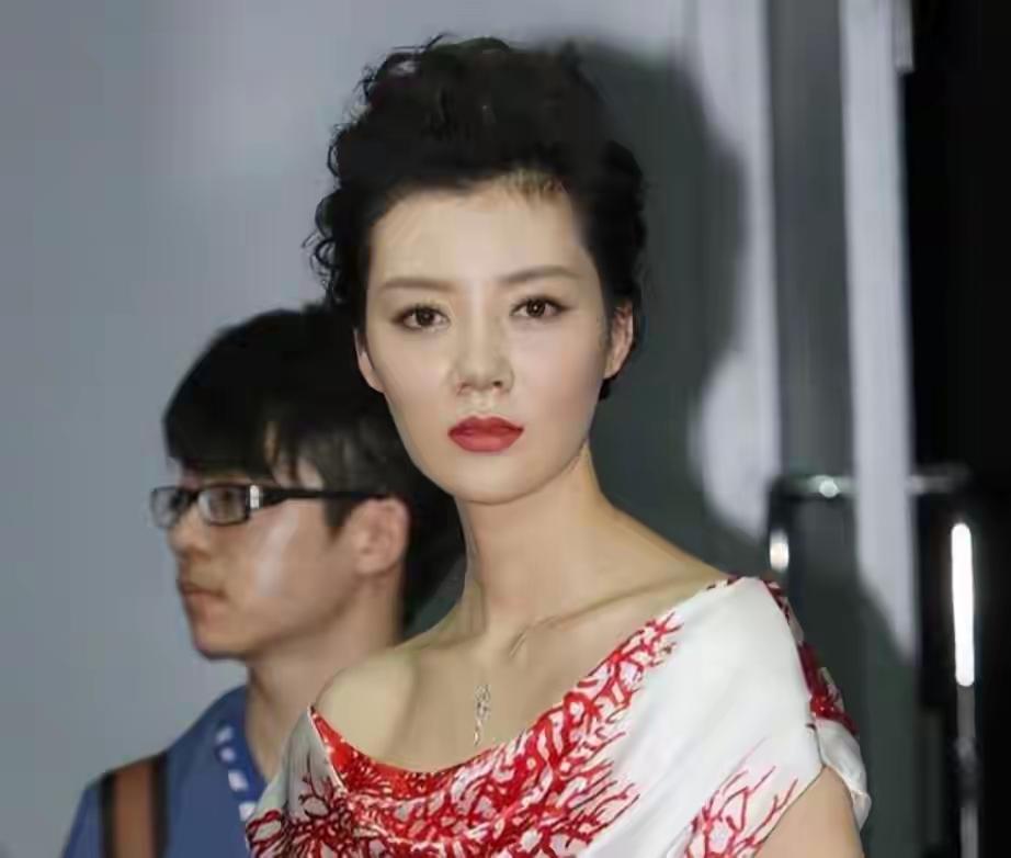 真没想到，失联11年的前夫李兆会，反而给44岁未婚的车晓留了一手好牌。
当年那场