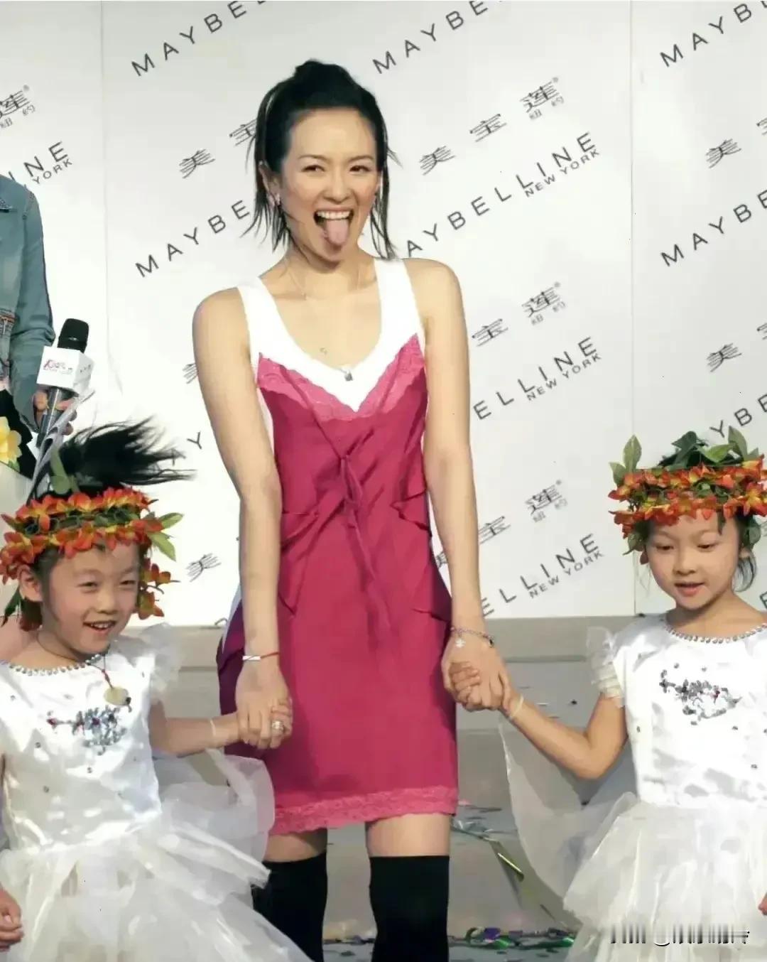 23岁的章子怡青春洋溢，活力十足，可爱又俏皮，不得不说，张艺谋严选，永远值得你信