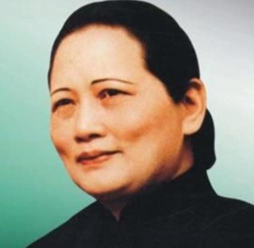 1915 年，49 岁孙中山决心与 22 岁宋庆龄成婚，梅屋夫人善意提醒会折损寿