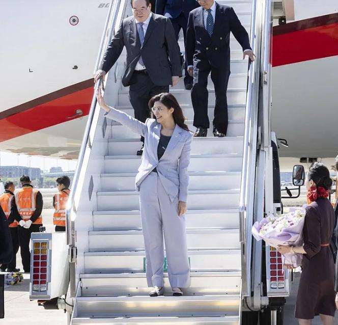 访陆第一天  郑丽文记住了马英九的话！
 
 
4月7日，郑丽文抵达大陆开启十年