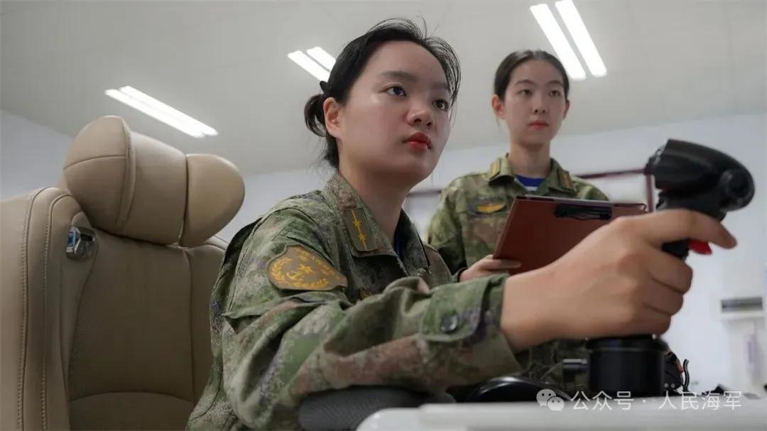 中国海军新鋭：无人机女飞行控制师