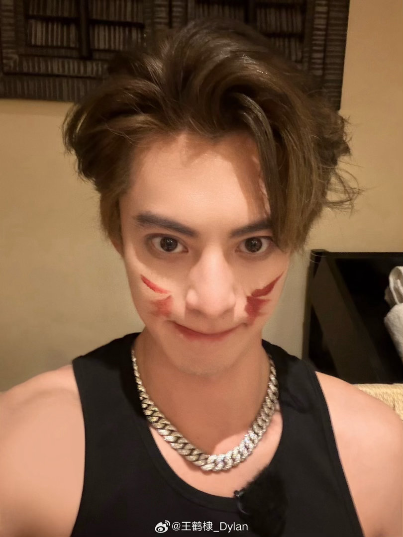 王鹤棣输了王鹤棣打赌输了就发微博，随橙想呢真就输了！这哪里是惩罚分明是福利！帅照