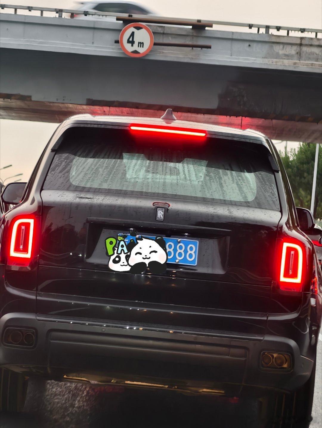 先是看到车牌，狠狠嫉妒了一下再一看车标，也算了然于心最后追上去看了一眼驾驶席居然