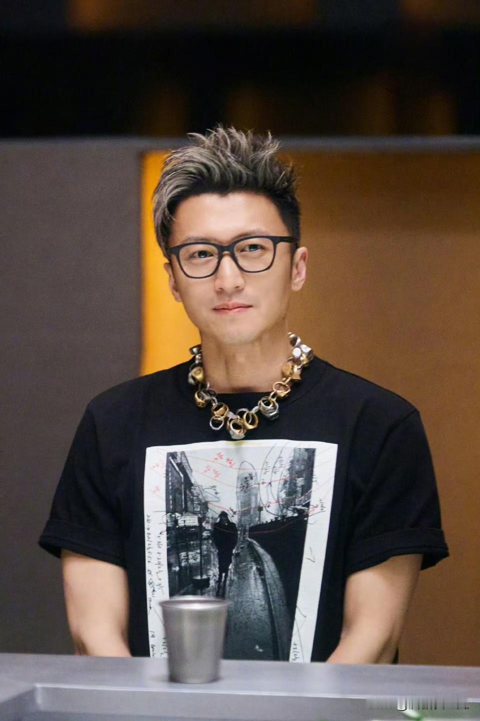 谢霆锋这样下去真的不行
明明演戏演得好，他不演了
明明唱歌唱得好，他不唱了
人到