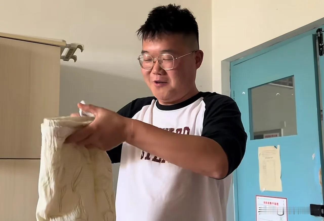跨国婚恋中的矛盾和磨合看多了，小国、芭姑一家就很治愈

在所有的老挝媳妇家庭里，
