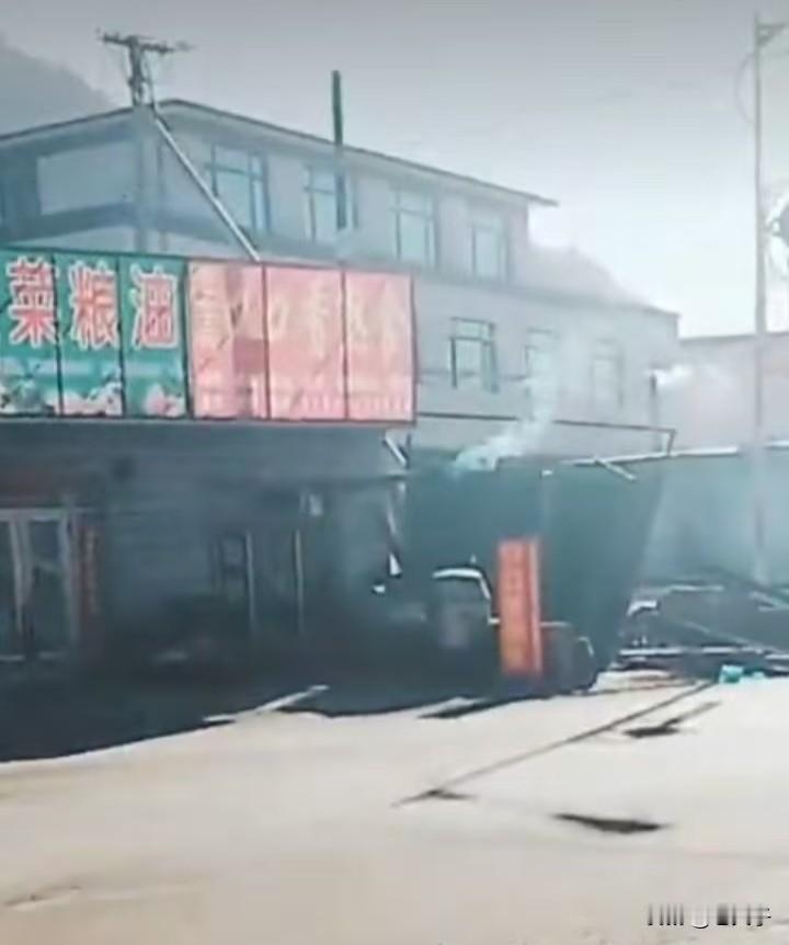 原创随手拍之（2732）
辽宁省新宾满族自治县榆树乡。
原名榆树底，因古榆树群而