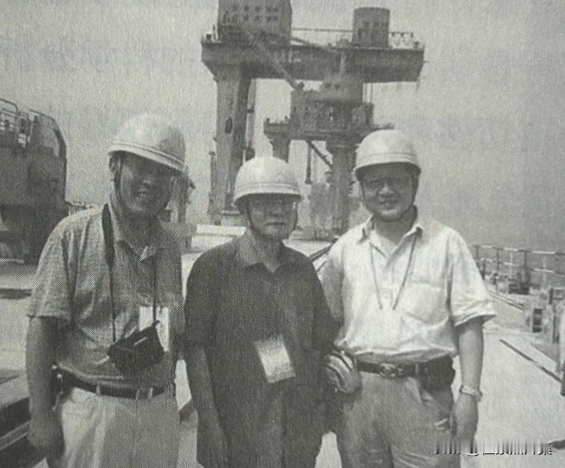 2002年7月，中国科学院院士、中国工程院院士潘家铮（左二）作为国务院长江三峡二