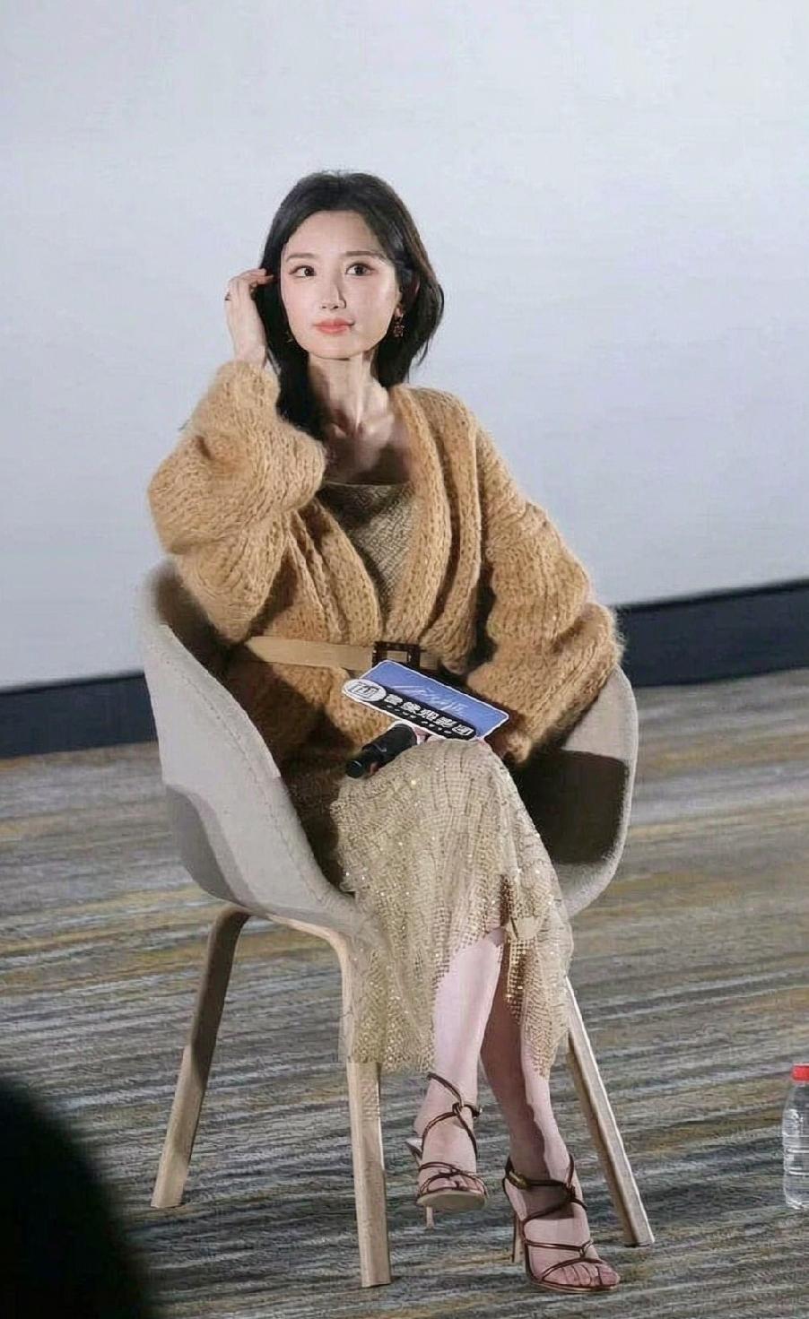 毛晓彤这次真的变了，不再是那个蹦蹦跳跳的“甜妹”，而是蜕变成了一位温柔又有力量的