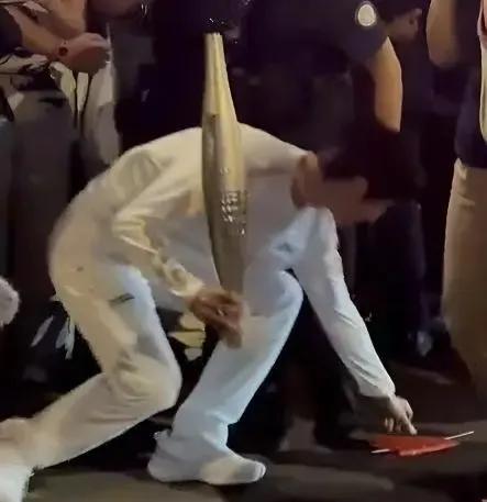 #王一博拾国旗# 近日，在传递奥运圣火的途中，王一博不经意的举动，表现了他的爱国