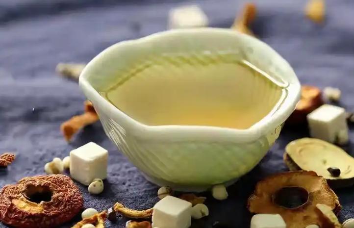 多喝茯苓水，血液病轻松逆转，这个搭配一定要记好。
大家好，我是血液病专家，现在我