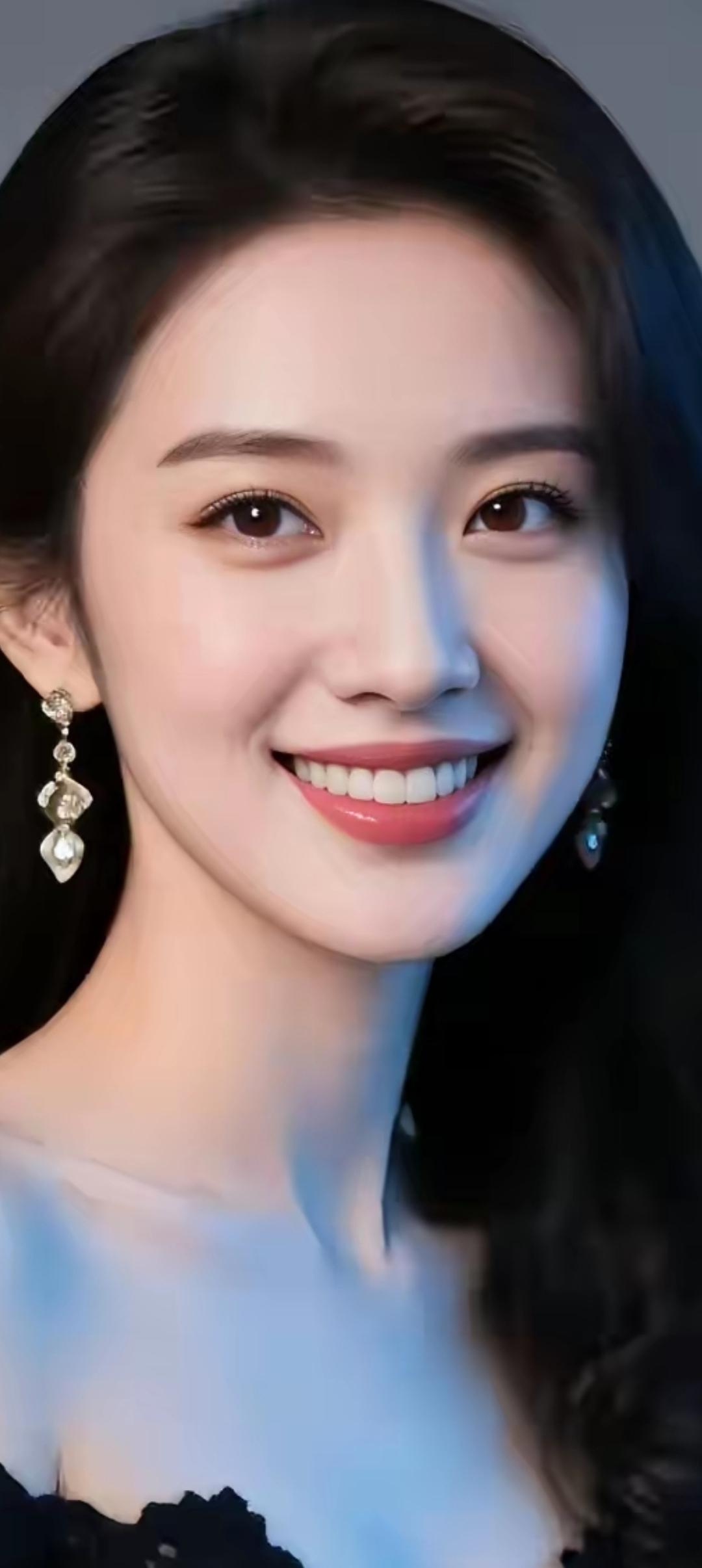 微笑的魅力，闪耀的耳环，优雅的黑裙，完美结合！