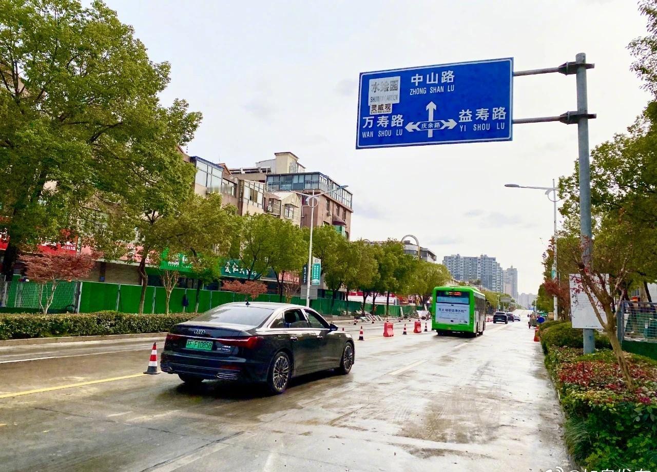 经过施工单位的全力抢工，原定于12月20日开通的海阳路与庆余路交叉口，12月2日