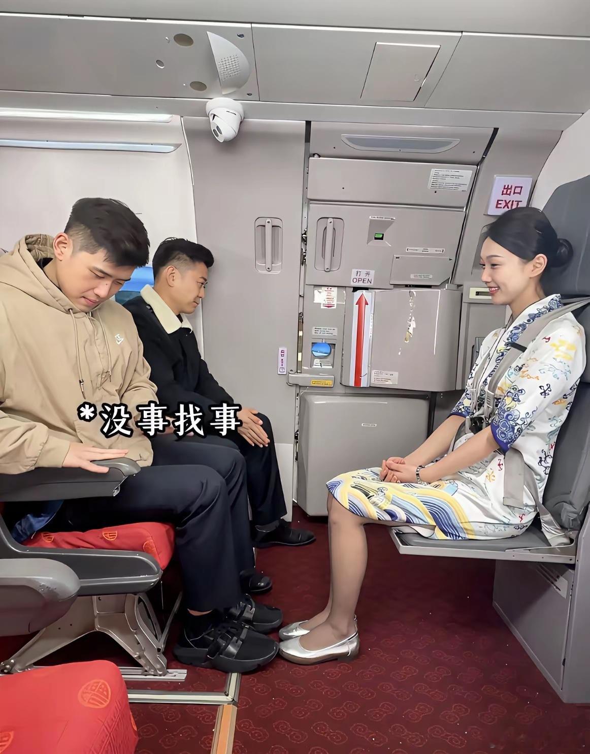为什么飞机上要设置一个令空姐和乘客都十分尴尬的“相亲位”？ 