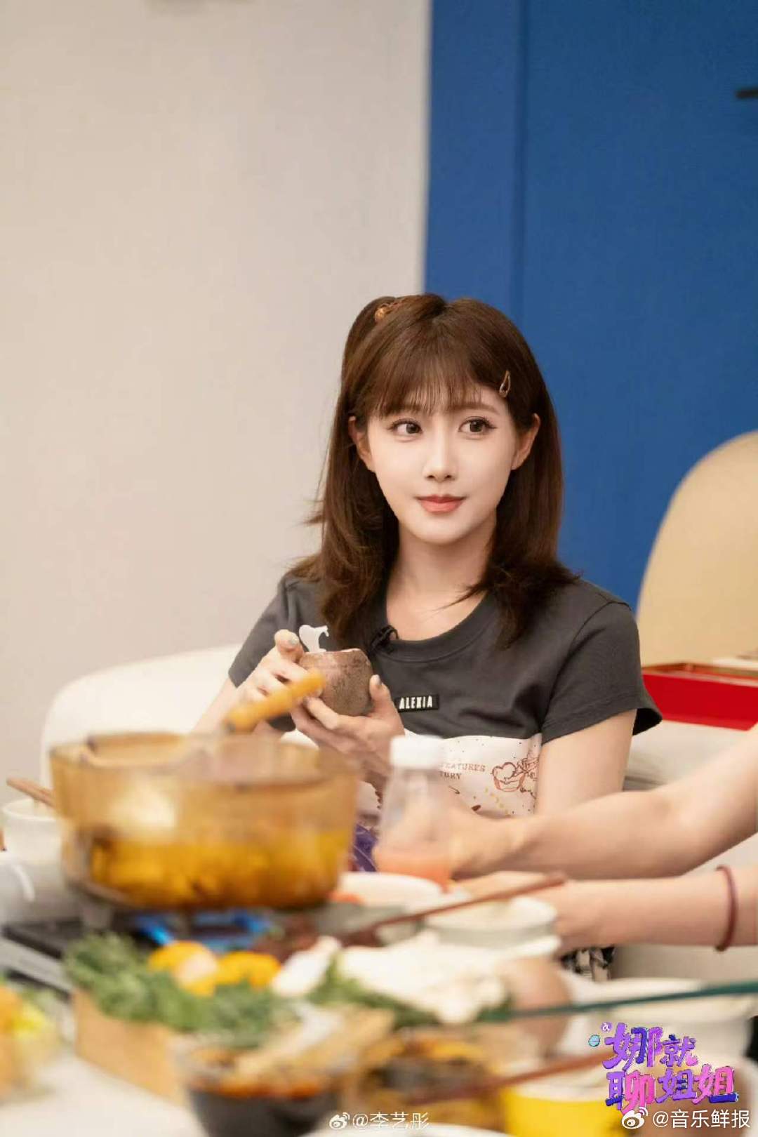 李艺彤邀请谢娜一起洗澡李艺彤约谢娜去洗澡 别人约饭逛街，李艺彤直接约泡澡，这个交