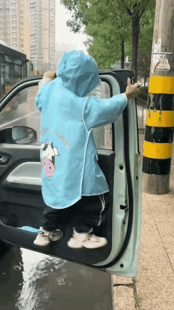 小孩哥，很幸福。
有个不扫兴的爹爹。