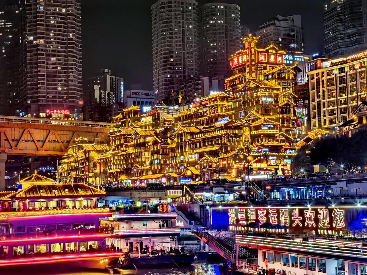 🍒长江与嘉陵江穿城而过，为重庆夜景增加了灵动与烂漫
🍓在洪崖洞乘坐两江游轮，