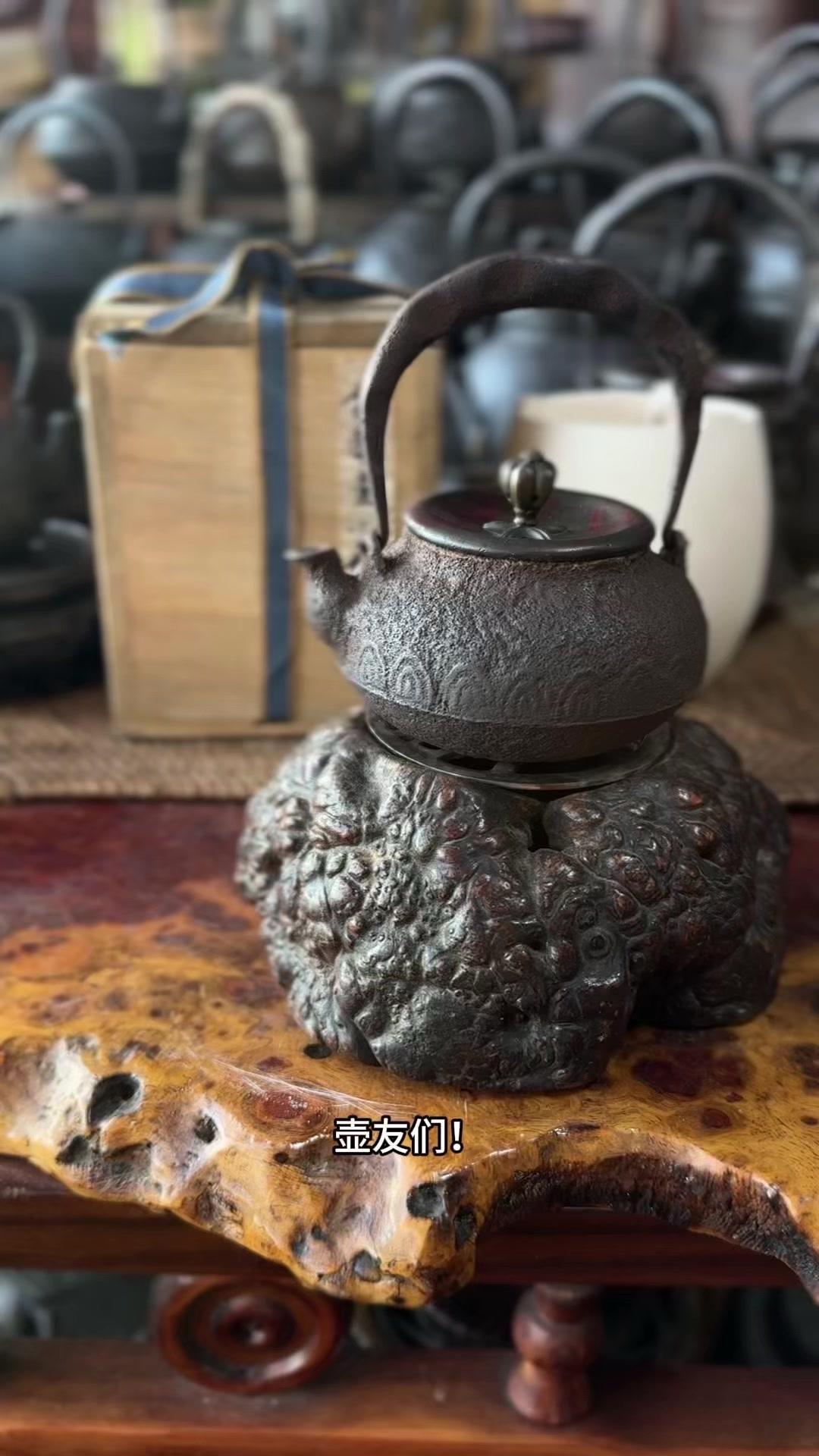 壶友们今天带你们见识江户老宝贝——初代雨宫宗兵卫的波浪纹平丸小宝珠。
别看它满水