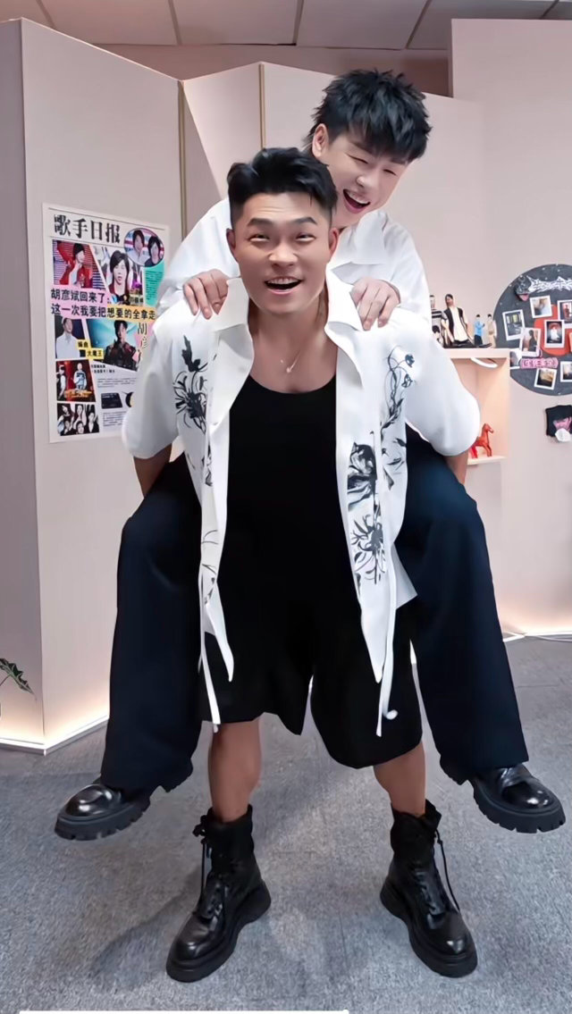 胡彦斌李玖哲翘臀贴翘臀 汽水放上去都不带滑的，这臀部的核心竞争力我认了。 