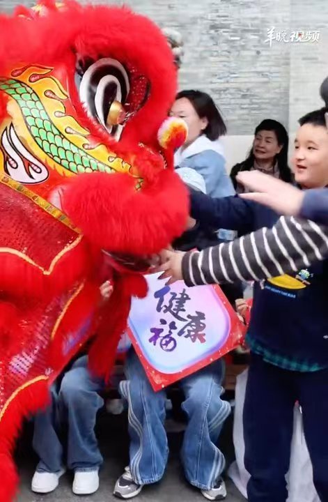 送阿福成为各地新年俗送阿福成为新年俗，真的超赞。那人间烟火气，像无形的手，撩拨着