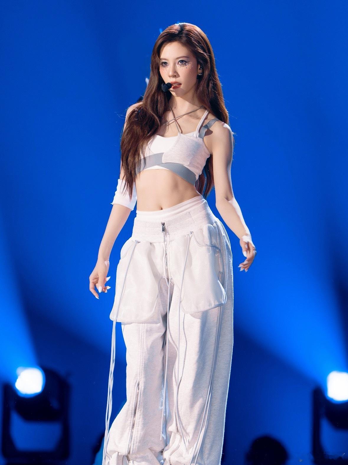 宋妍霏本名最早认识宋妍霏就是《一年级》，同季一起训练的还有邢菲，当年CC一身韩团
