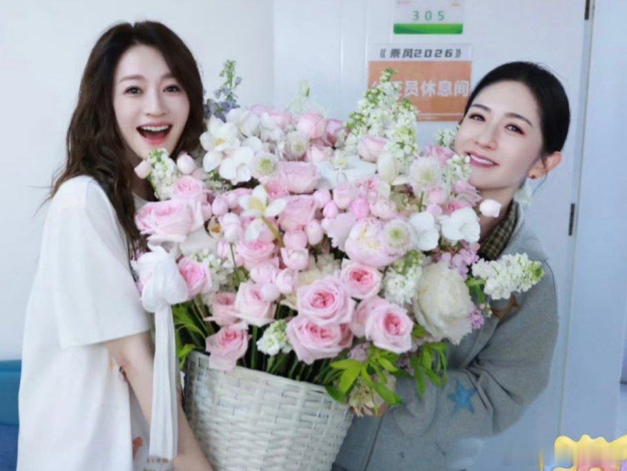 李小冉为谢娜还原心愿便利贴造型你好星期六谢娜聊起演唱会往事的时候，完全没料到李小