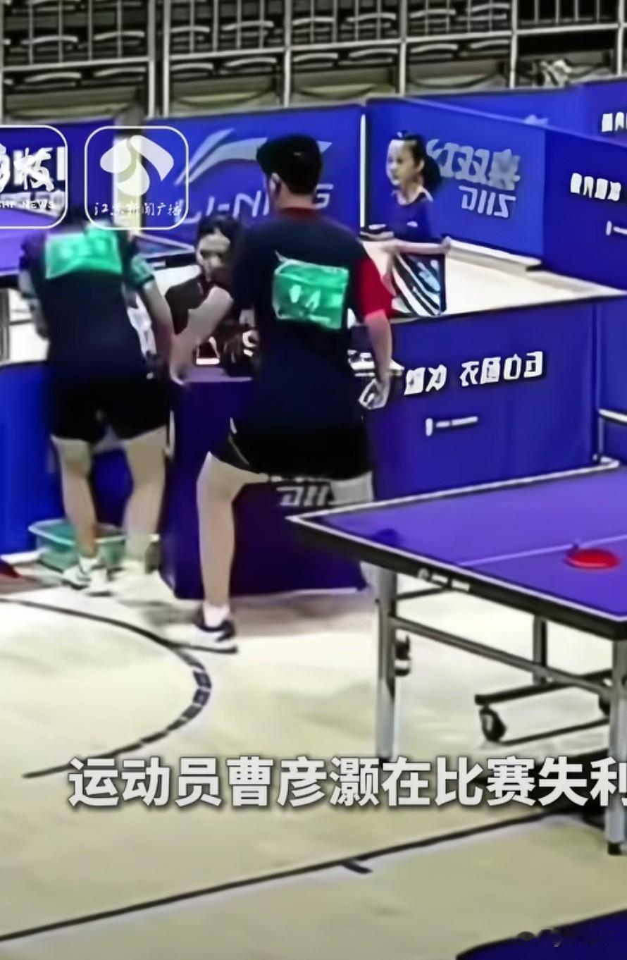 他应该去当兵？张姓小娃因乒乓球比赛打不过对方，就对对方拳打脚踢，这着实有点狠，他