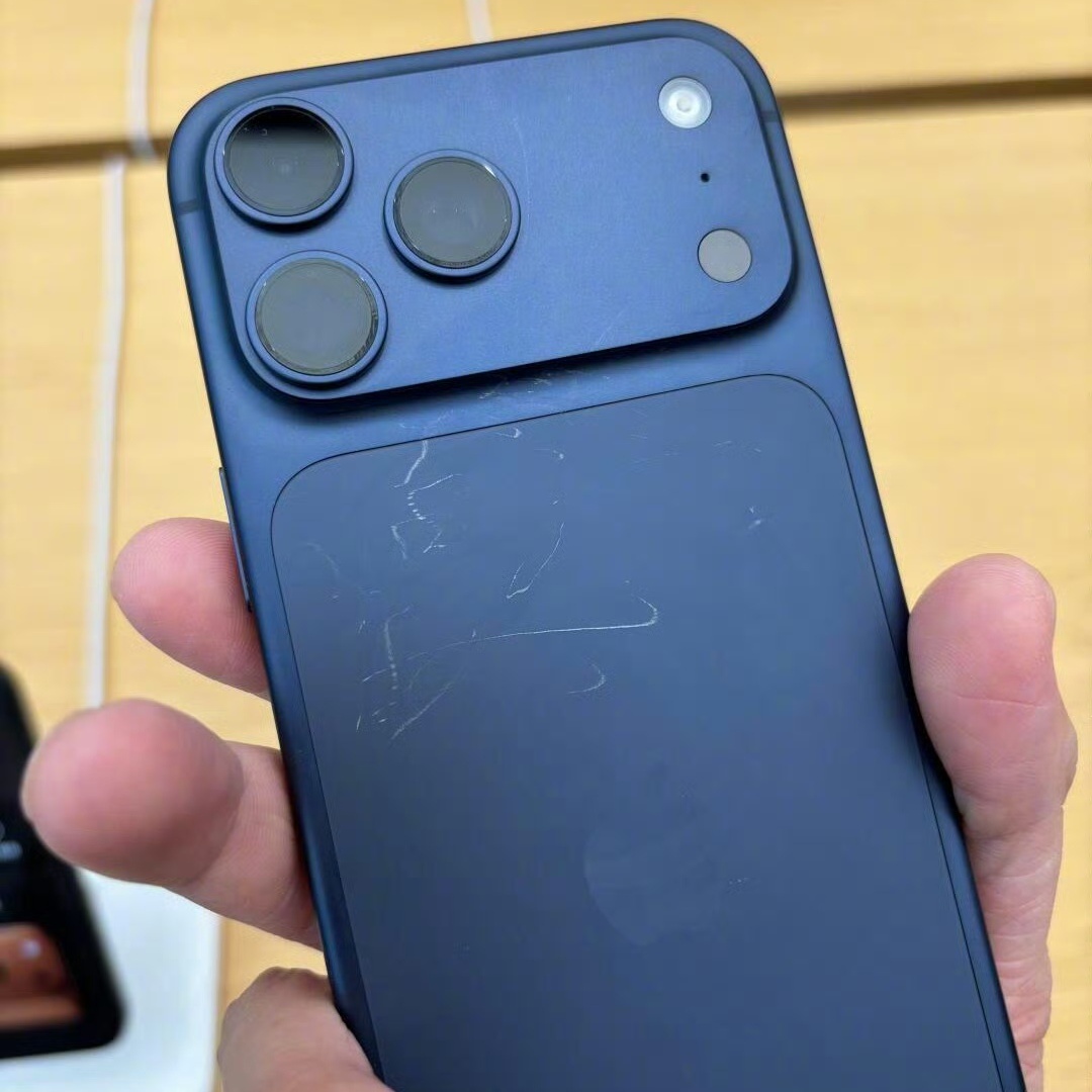 苹果手机后边是啥材料？这么不耐划吗……[晕] 第一批iPhone17贴膜受害者出