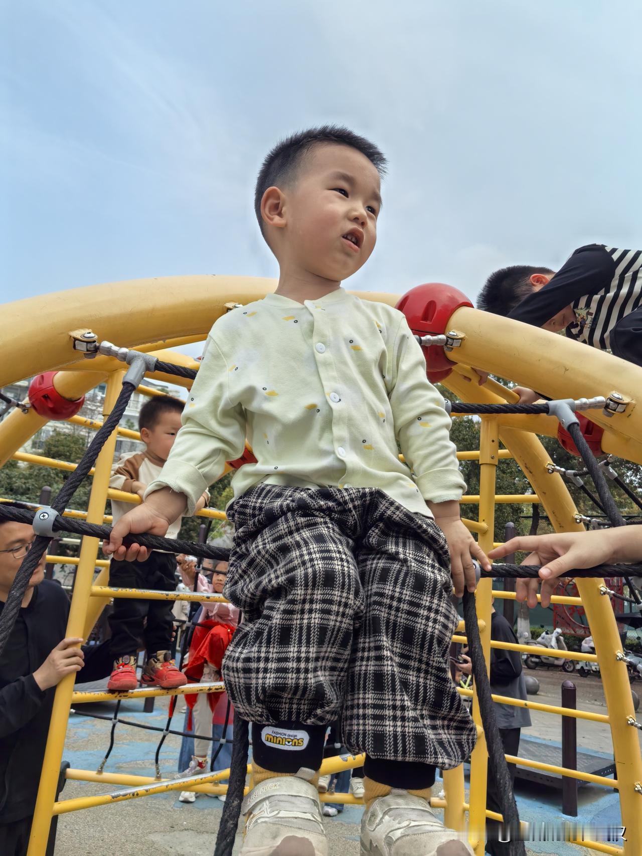 “奶奶，我长大了要当医生。”

昨晚三岁半的二宝小骏马对我说。

我问，“你不是