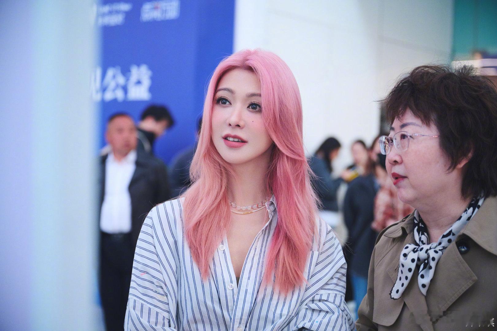 薛凯琪[超话]薛凯琪现身水立方活动薛凯琪听孤独症女孩唱歌满脸宠溺在水立方，薛凯琪