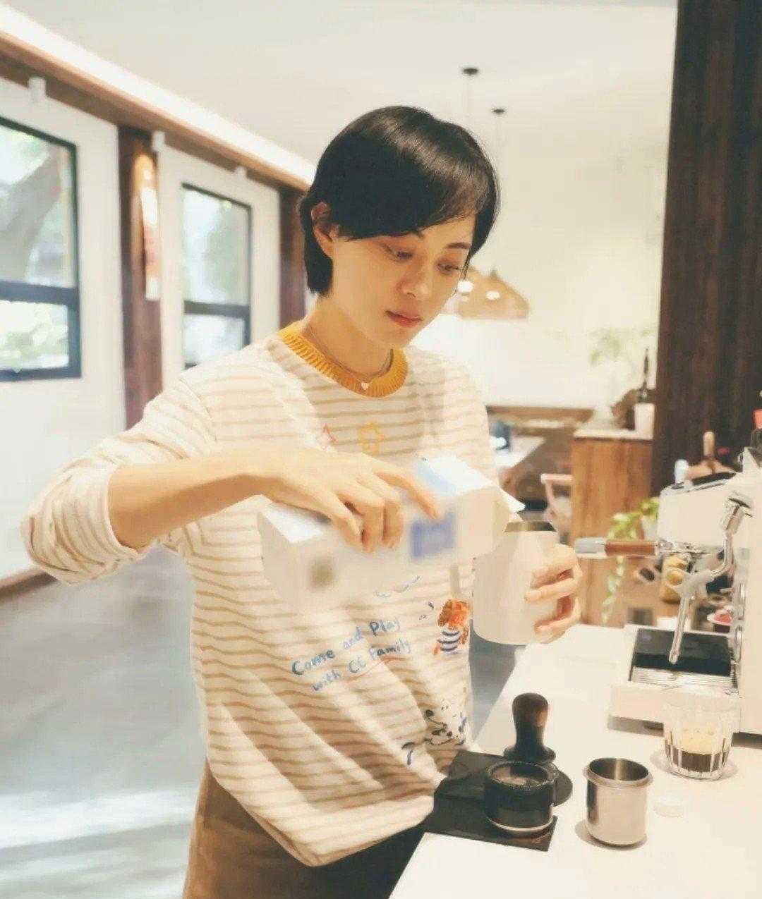 44岁孙俪生日照曝光，居家亲手为邓超冲咖啡
44岁孙俪生日照曝光，没有盛大派对，