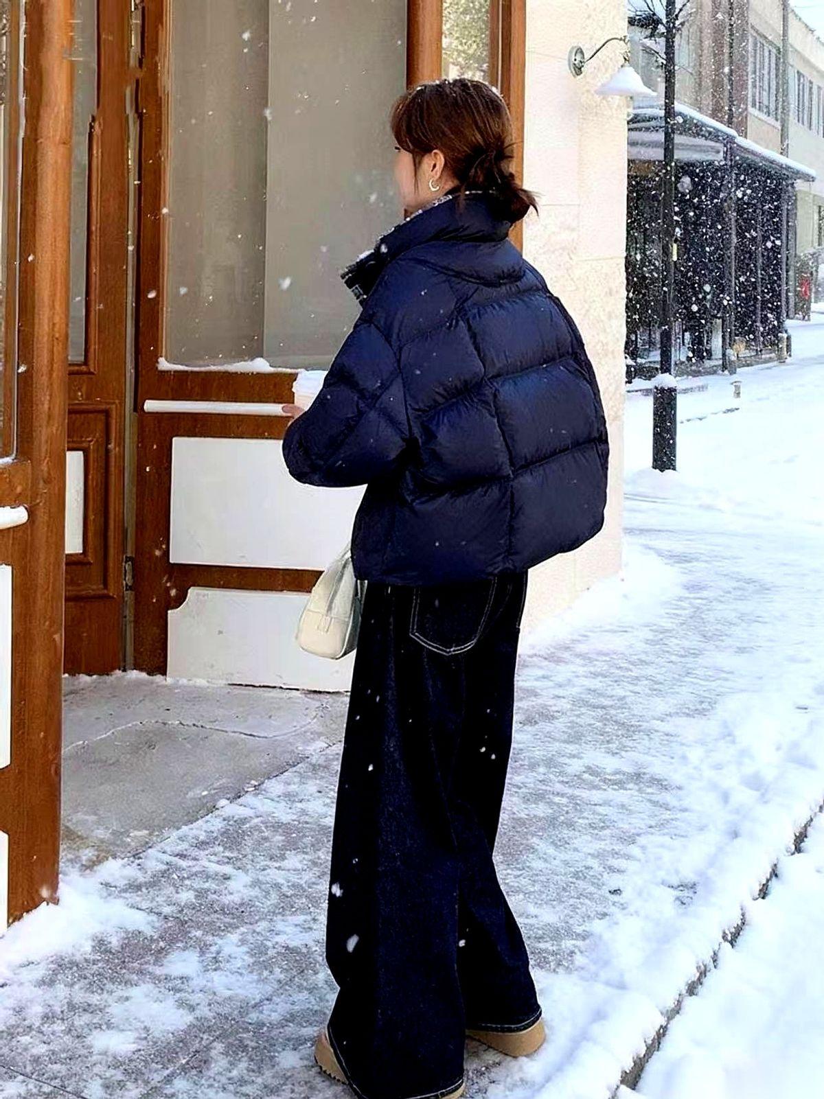 我最近走在街上，总感觉自己在看一场大型行为艺术。
主题叫：《复制人入侵地球》。