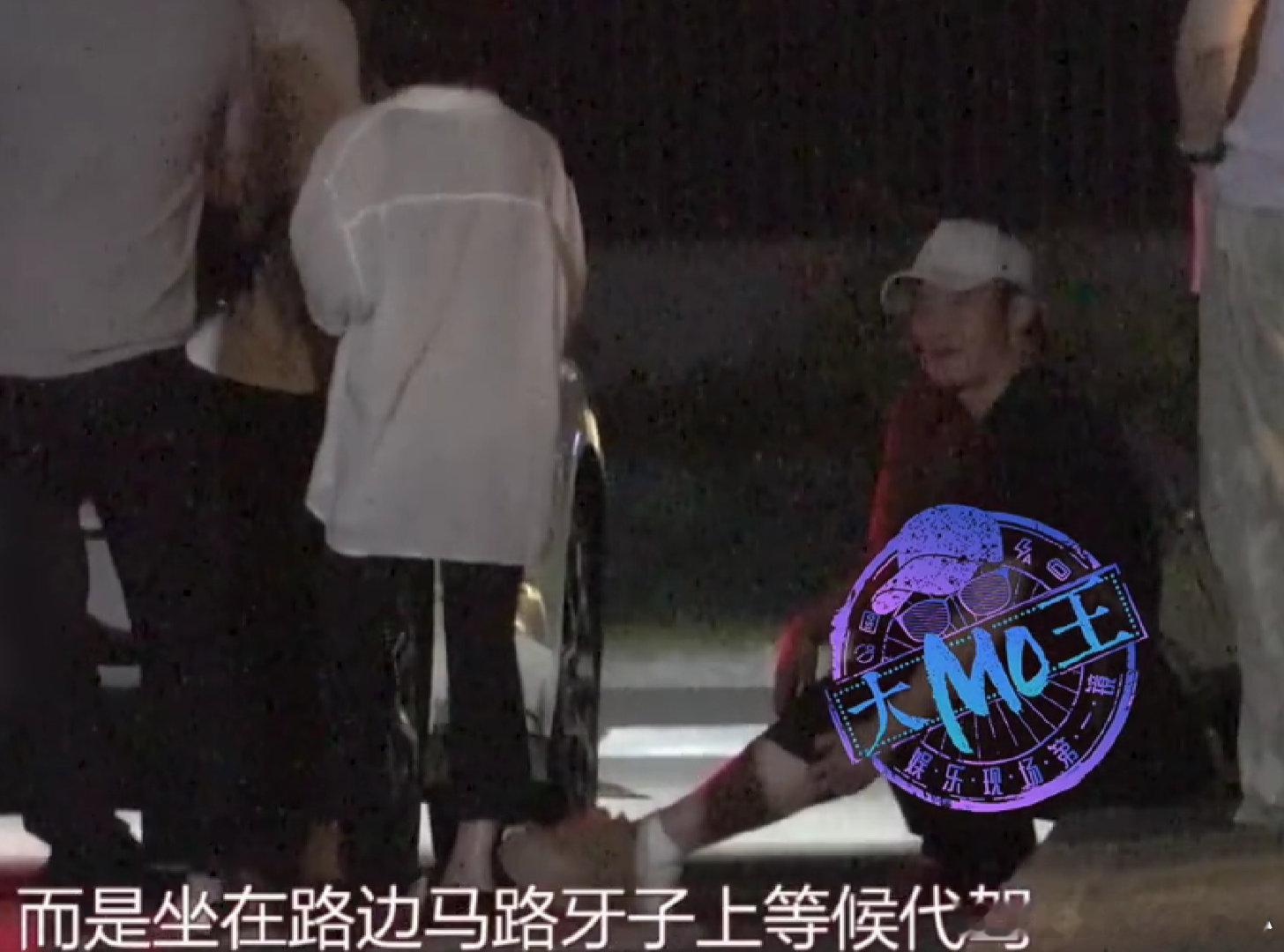 吴京坐路边等代驾 吴京和郭帆聚餐，告别时抱了两次才分开。镜头一转，吴京一个人坐在